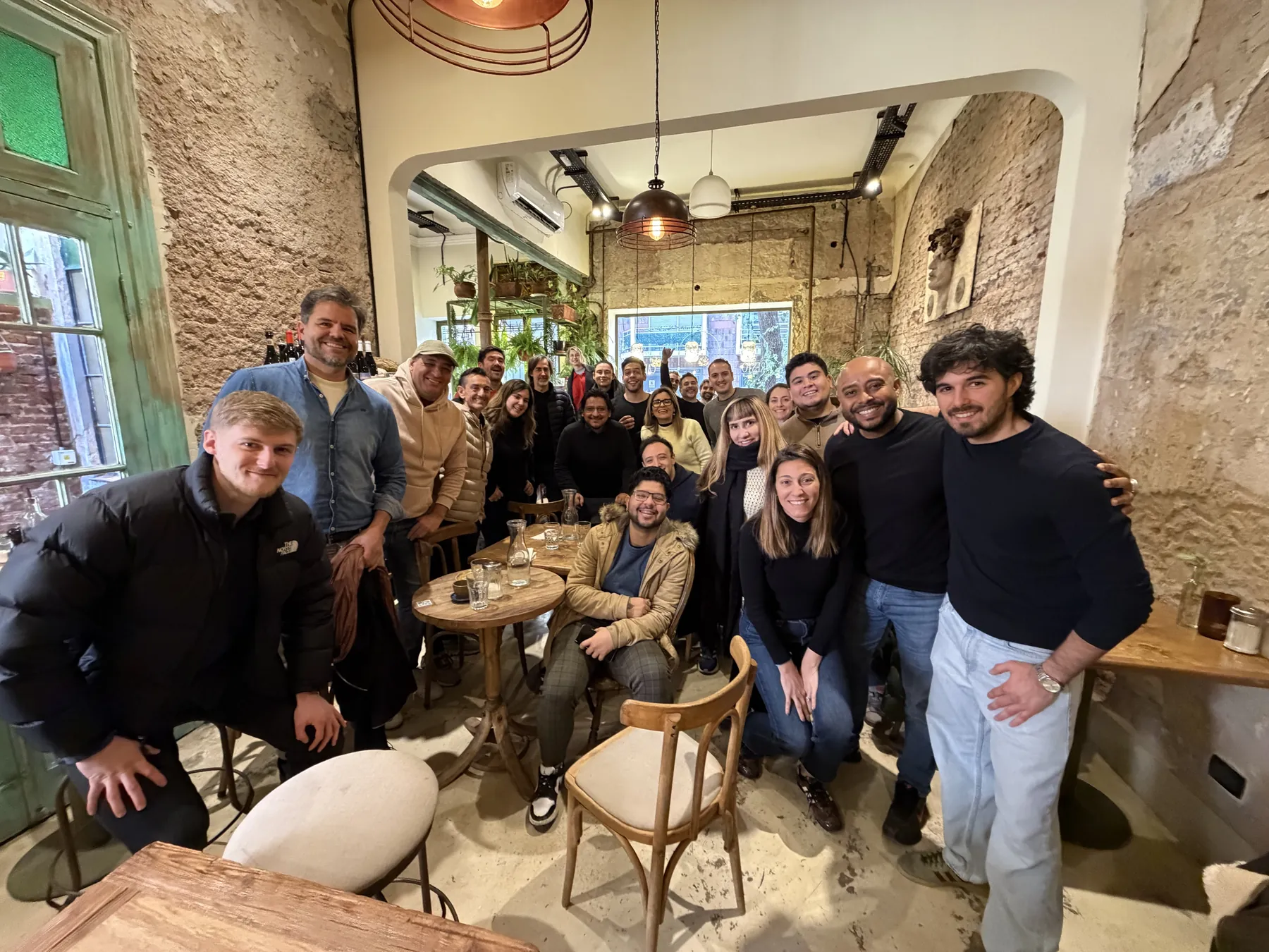 Cuarenta personas de la comunidad Nuexty en un café de Buenos Aires